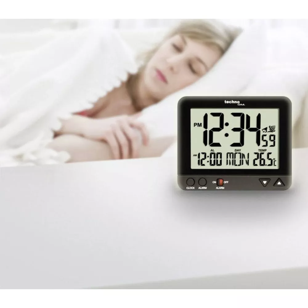 Een vrouw slaapt terwijl een digitale wekker 12:34 aangeeft.