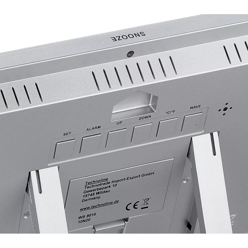 Silbernes digitales Wecker-Rückseite mit Knöpfen: SET, ALARM, UP, DOWN, °C/°F, WAVE.
