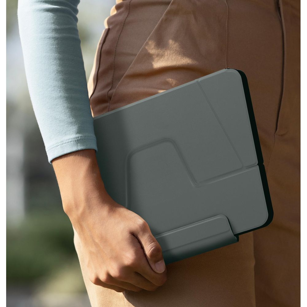 Kişi, açık mavi kolluklu ve bej pantolonlu gri tablet kılıfı tutuyor.