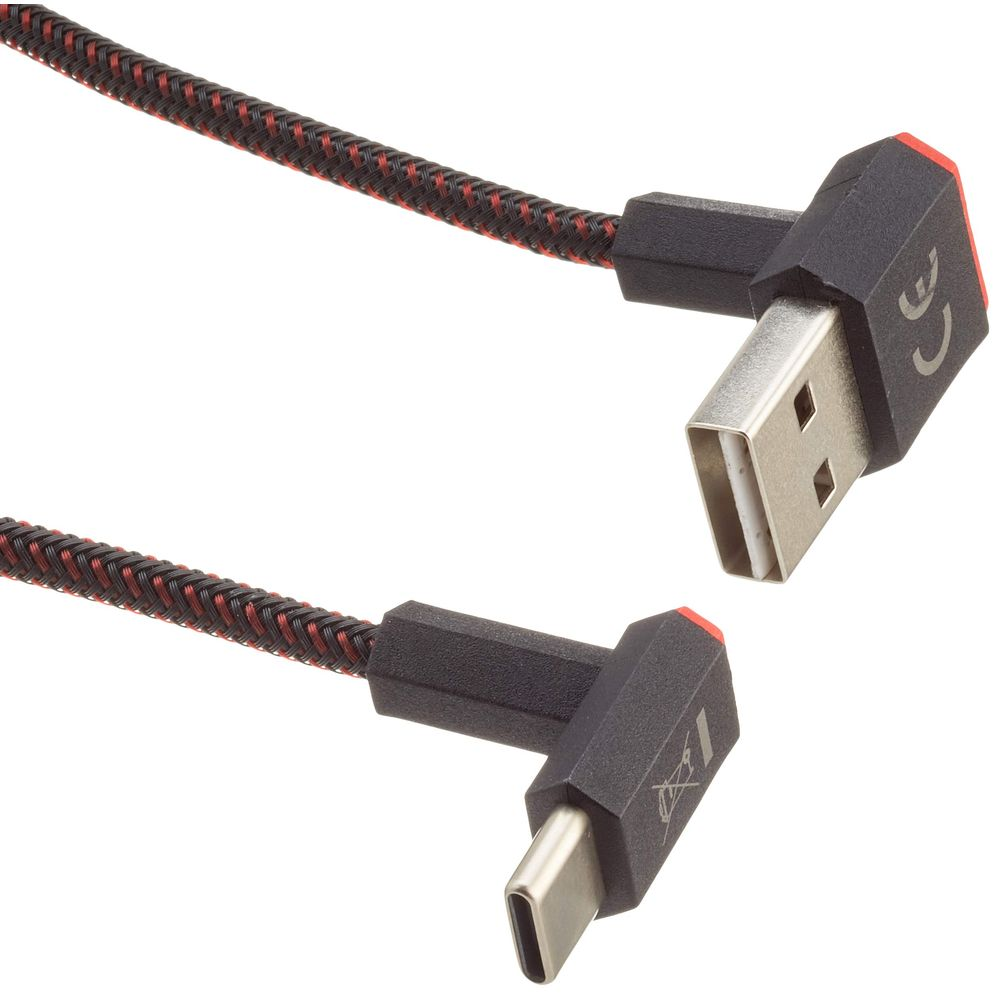 Ein gewinkelter USB-C-zu-USB-A-Kabel mit schwarzem und rotem Gewebe.