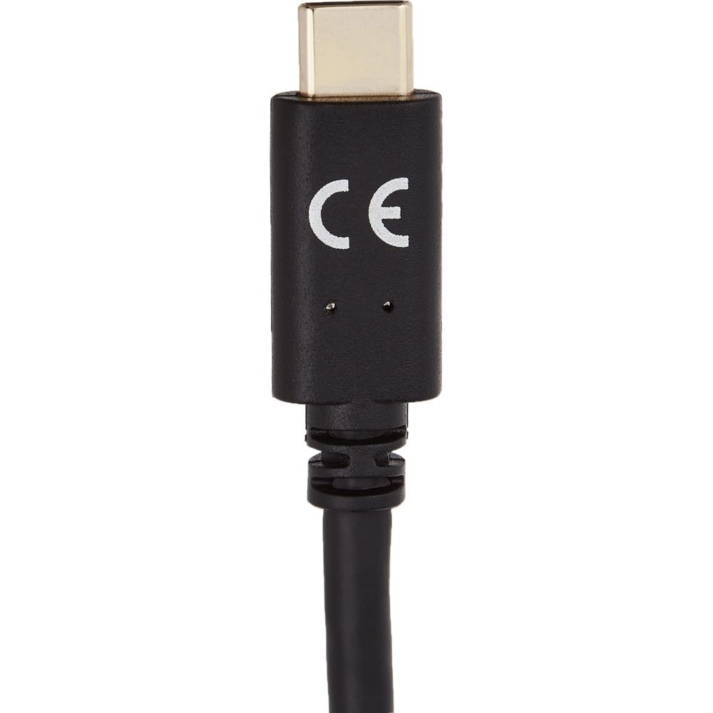 Une prise USB-C noire avec marquage CE et connecteur doré.