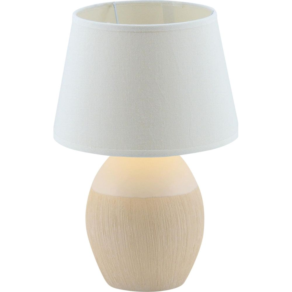 Eine Tischlampe mit weißem Stoffschirm und einem bauchigen Sockel in Beige.