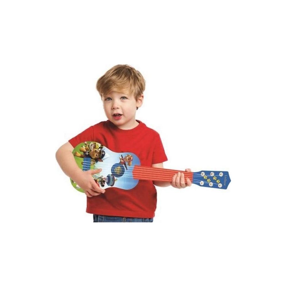 Mały chłopiec w czerwonej koszulce trzyma gitarę z motywem Psiego Patrolu.