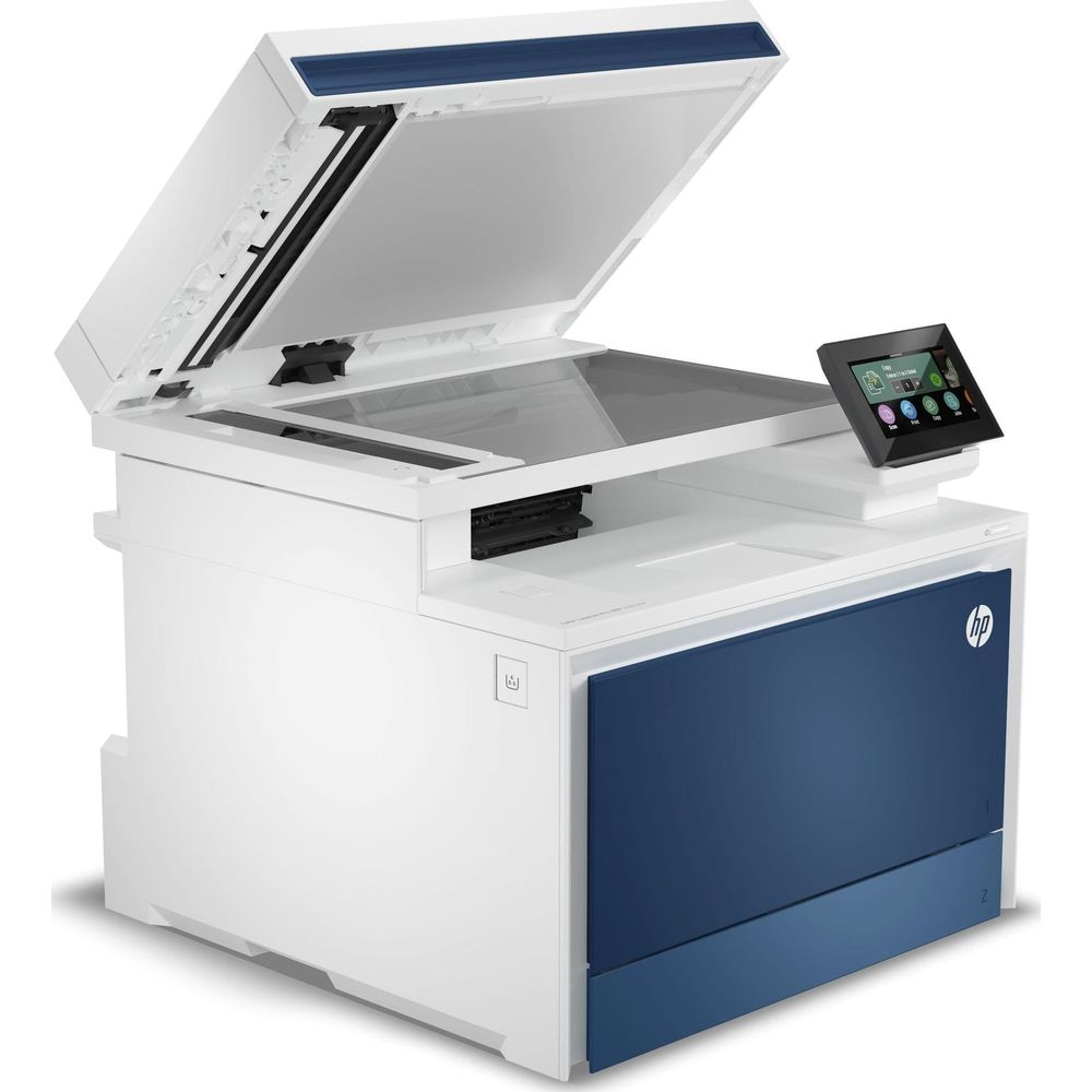 Una stampante multifunzione HP bianca e blu con coperchio scanner aperto e touchscreen.