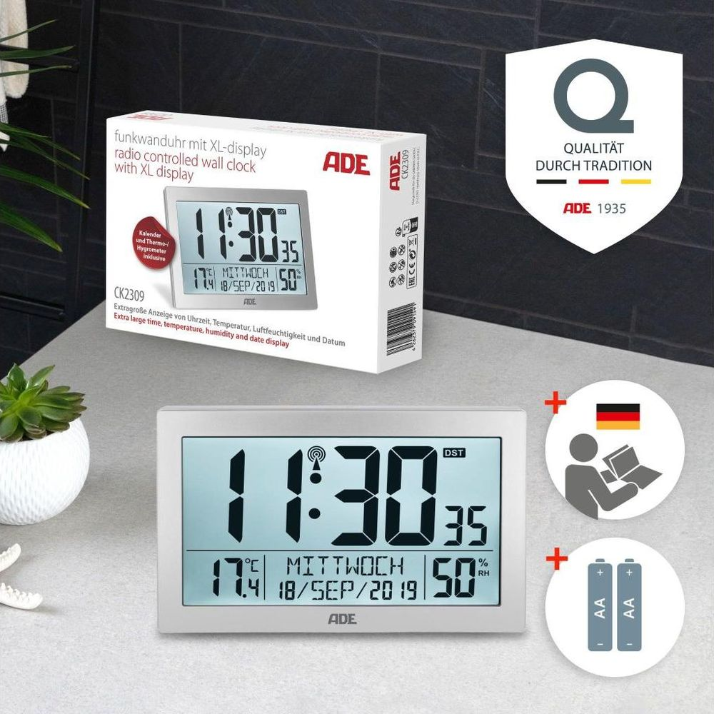 ADE Funkwanduhr mit XL-Display zeigt Uhrzeit, Datum, Temperatur und Luftfeuchtigkeit an.