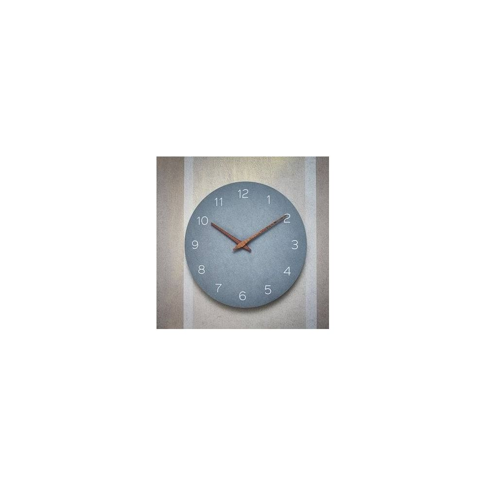 Graue Wanduhr mit Holzzeigern auf gestreiftem Hintergrund.