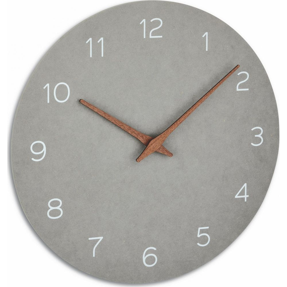 Graue Wanduhr mit Holzzeigern, die 9:50 Uhr anzeigt.