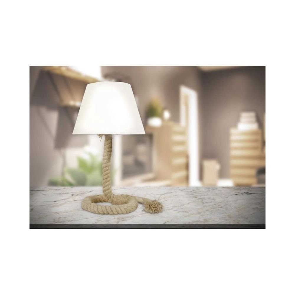 Tischlampe mit Lampenschirm auf einem Marmortisch, inspiriert von Seil.