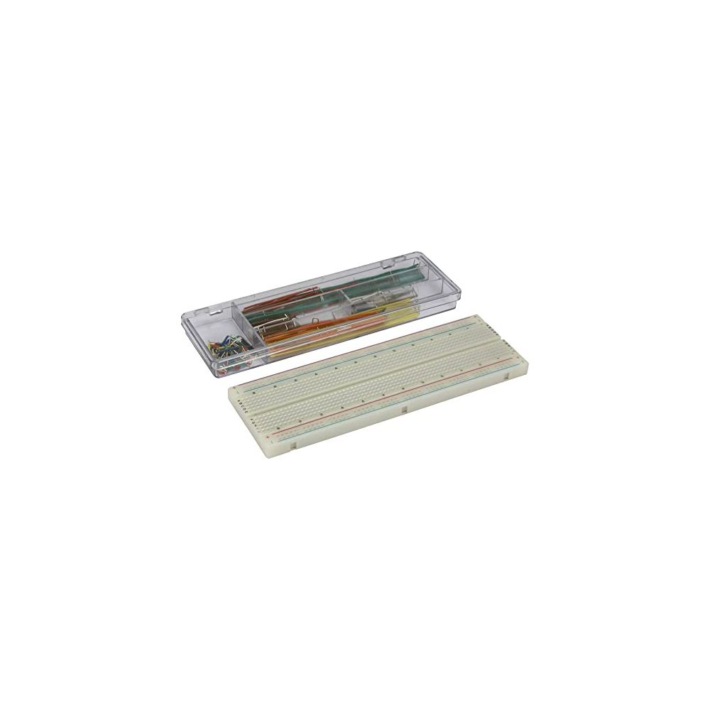Una breadboard e una scatola trasparente con cavi jumper colorati su sfondo bianco.