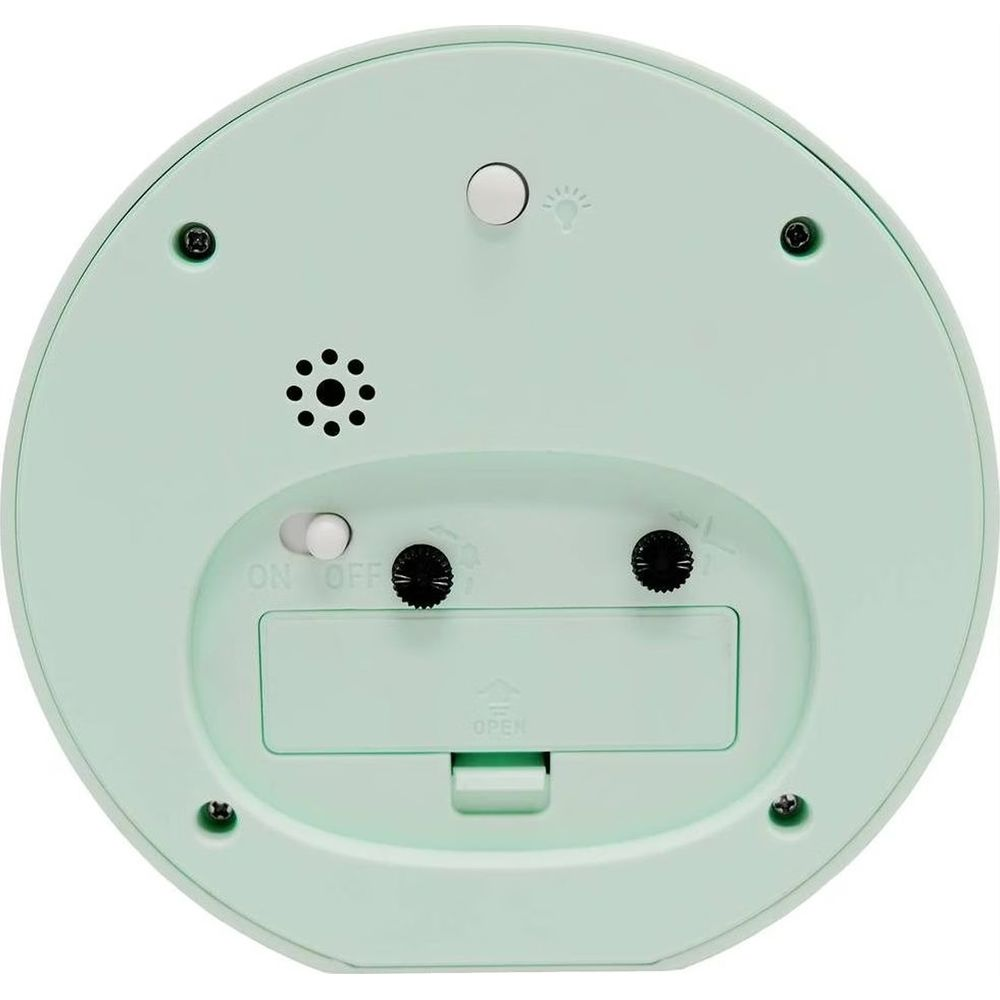 Rückseite eines hellgrünen Weckers mit Schaltern, Knöpfen und Batteriefach.