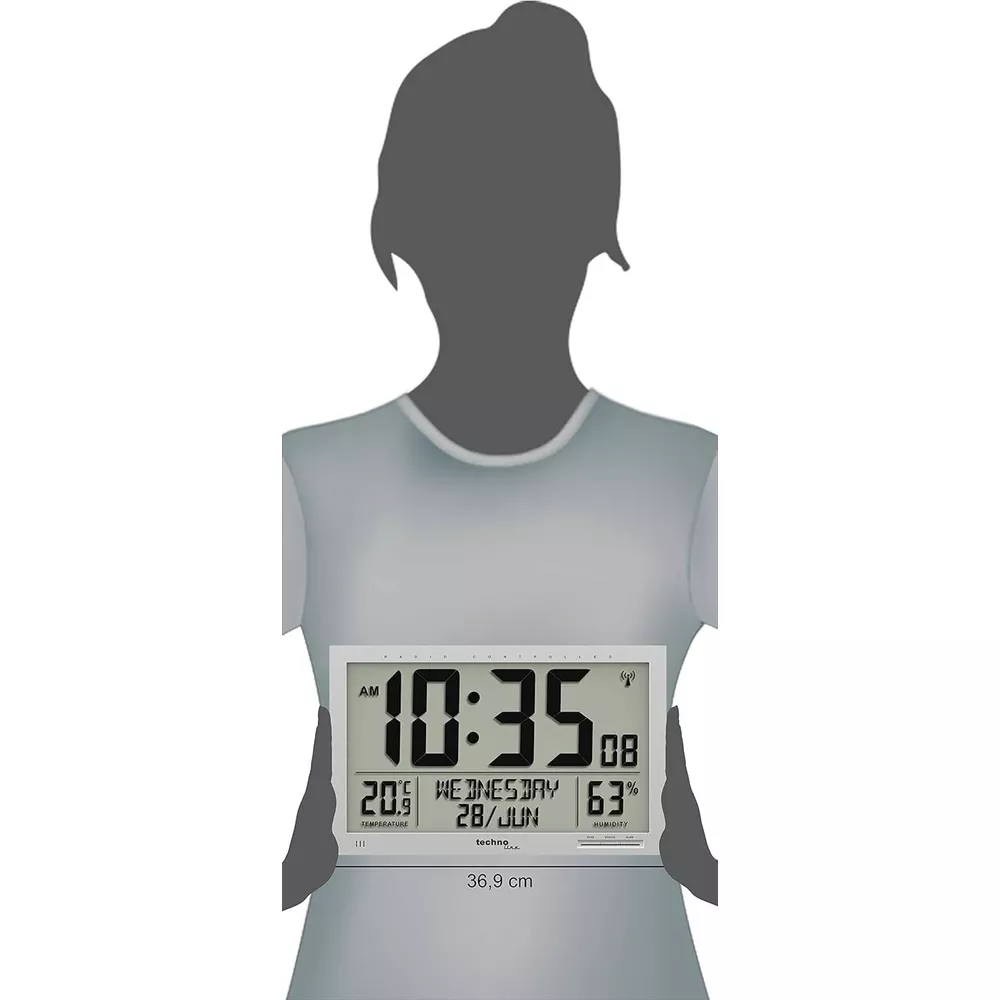 Eine Person hält eine digitale Wetterstation mit Uhrzeit, Datum, Temperatur und Luftfeuchtigkeit.
