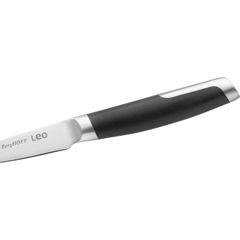 Un couteau de cuisine avec lame argentée et manche noir. BergHOFF Leo.