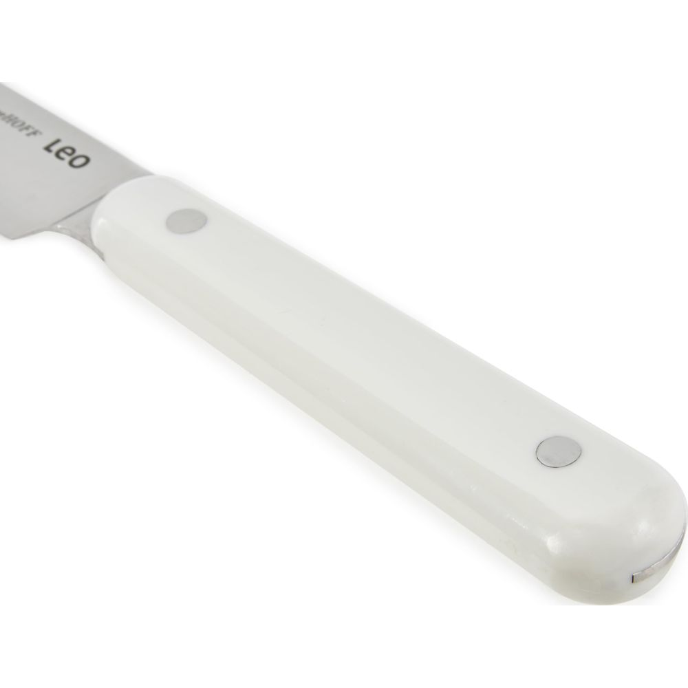 Close-up van een wit messenhandvat met metalen klinknagels en mesblad.