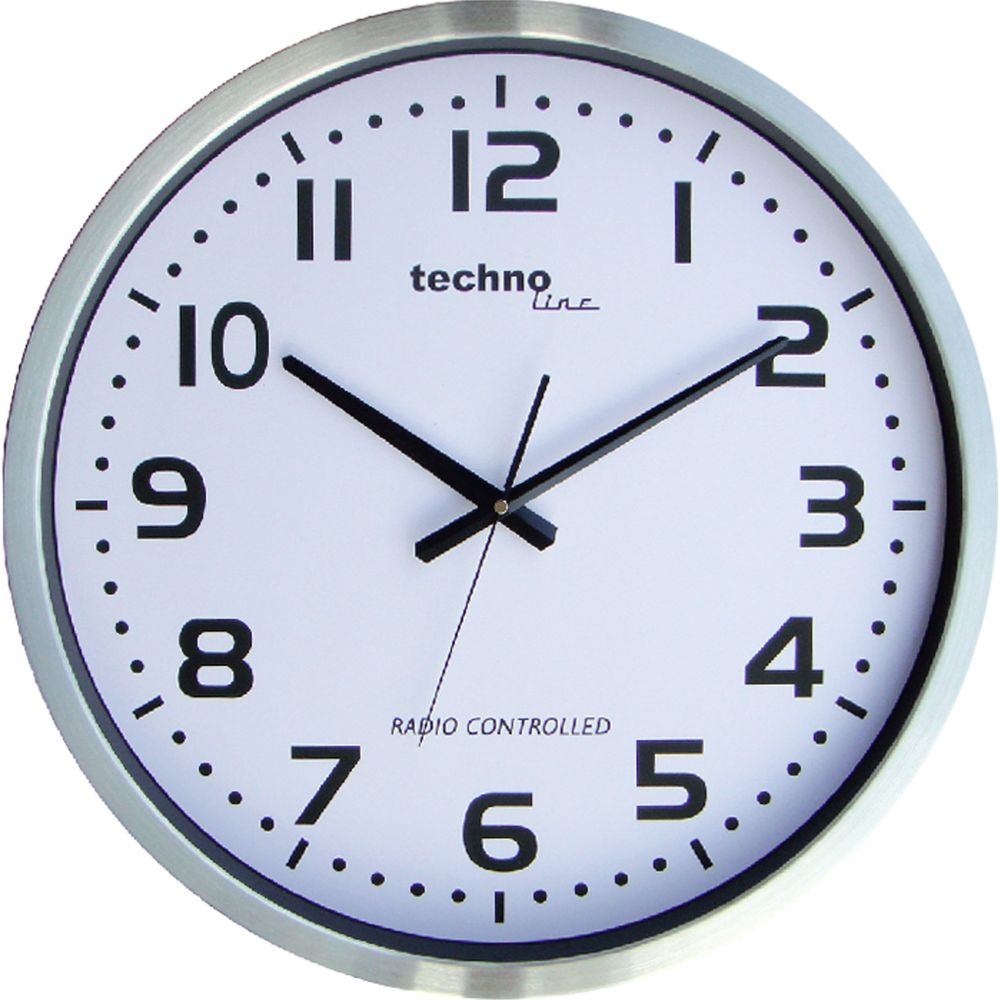 Eine weiße Wanduhr mit schwarzen Zahlen und Zeigern, silbernem Rahmen.