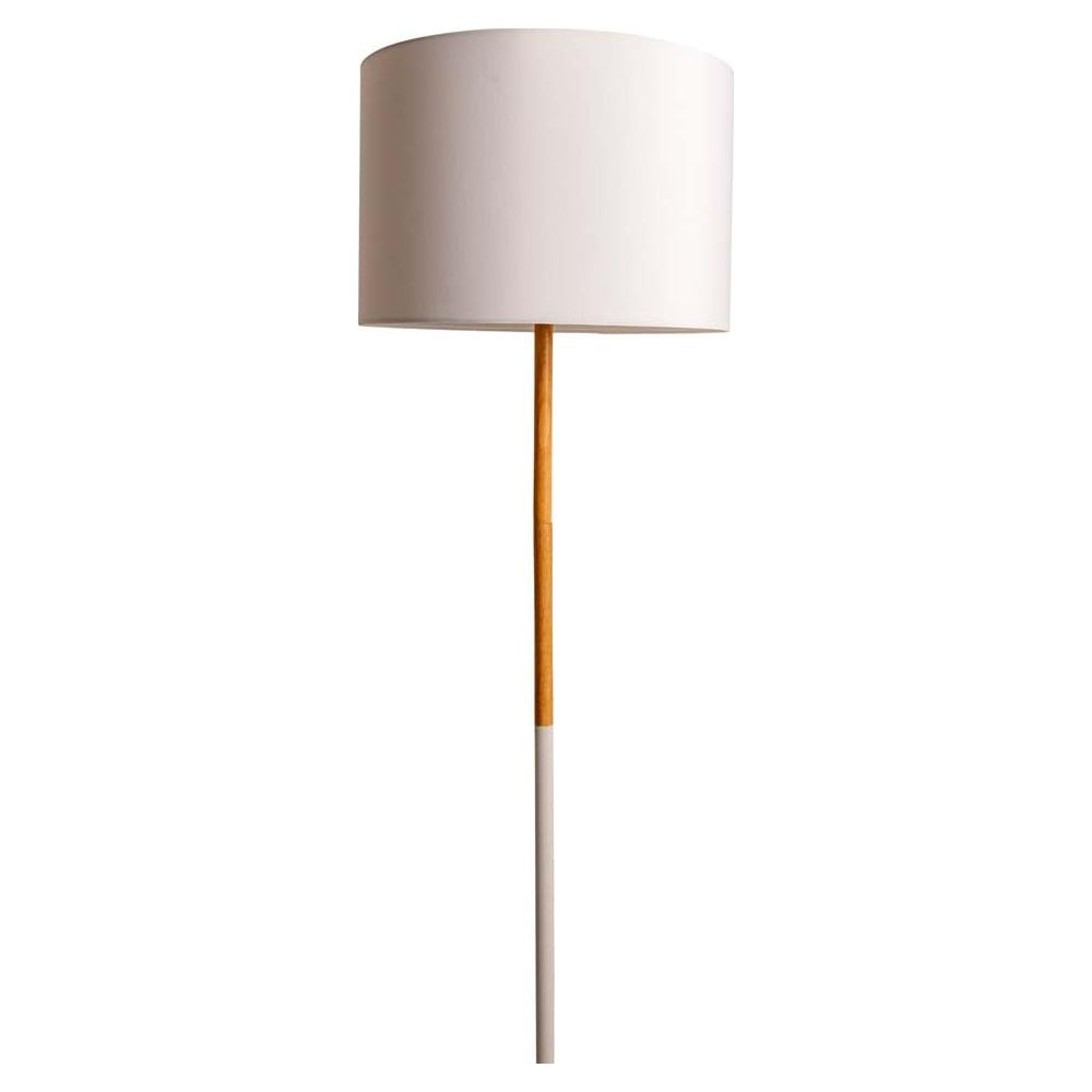 Un lampadaire avec abat-jour cylindrique blanc et un mât en bois avec une base grise.