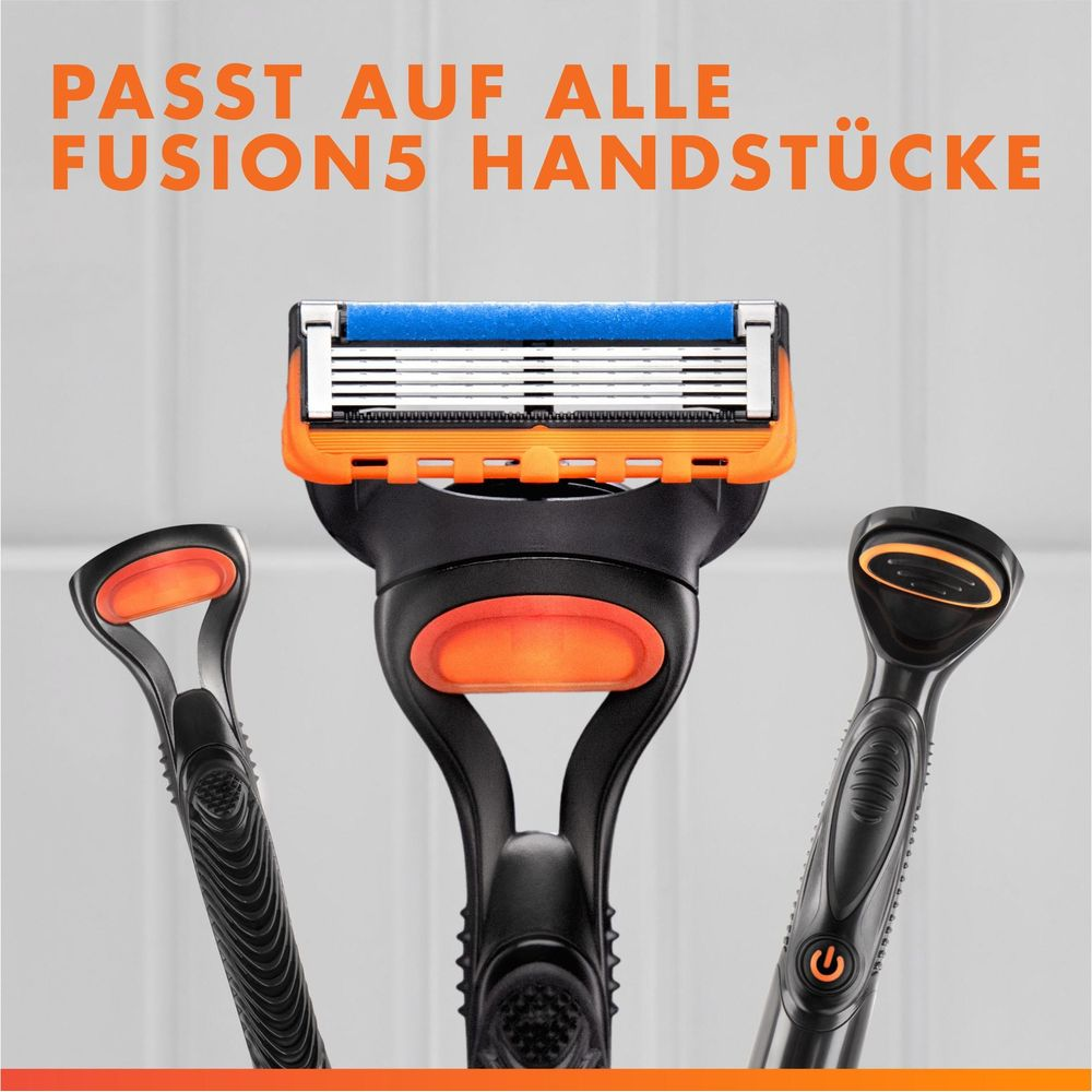 Tre rasoi Gillette con accenti arancioni su sfondo chiaro.