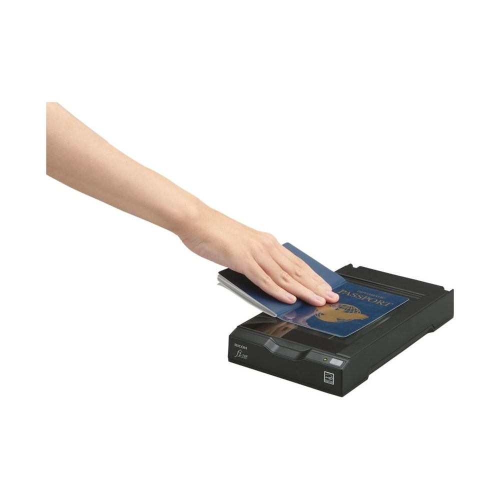 Dłoń kładzie otwarty paszport na czarnym skanerze.