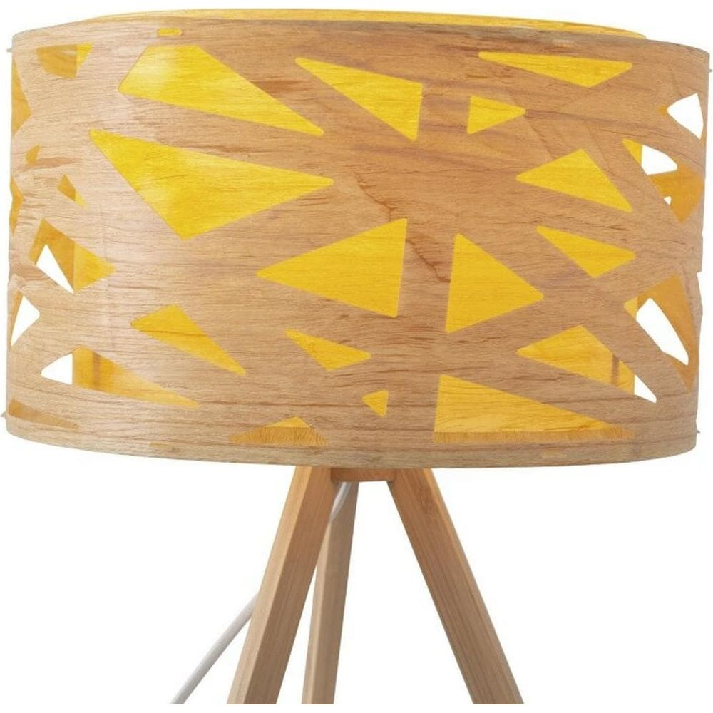 Holzlampe mit Dreiecks-Muster und gelbem Licht auf einem Stativ.