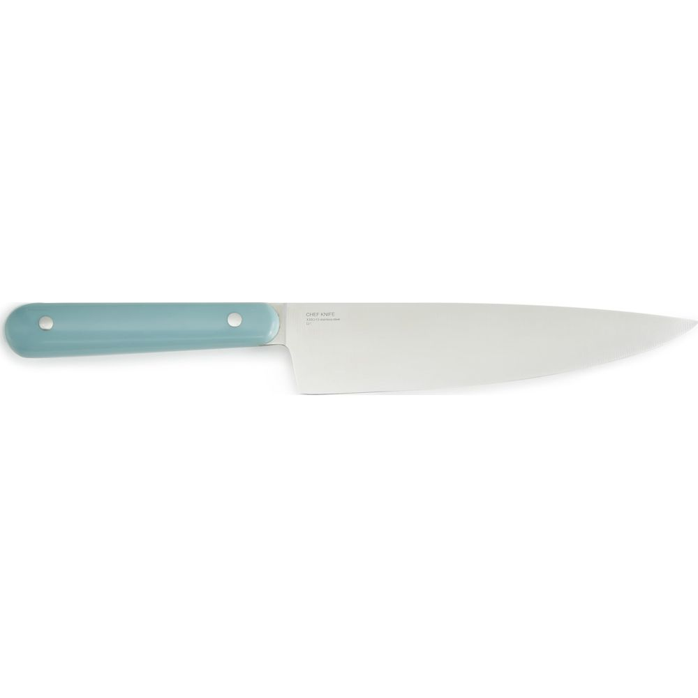 Een koksmes met lichtblauw handvat en zilverkleurig blad. Tekst 'CHEF KNIFE'.