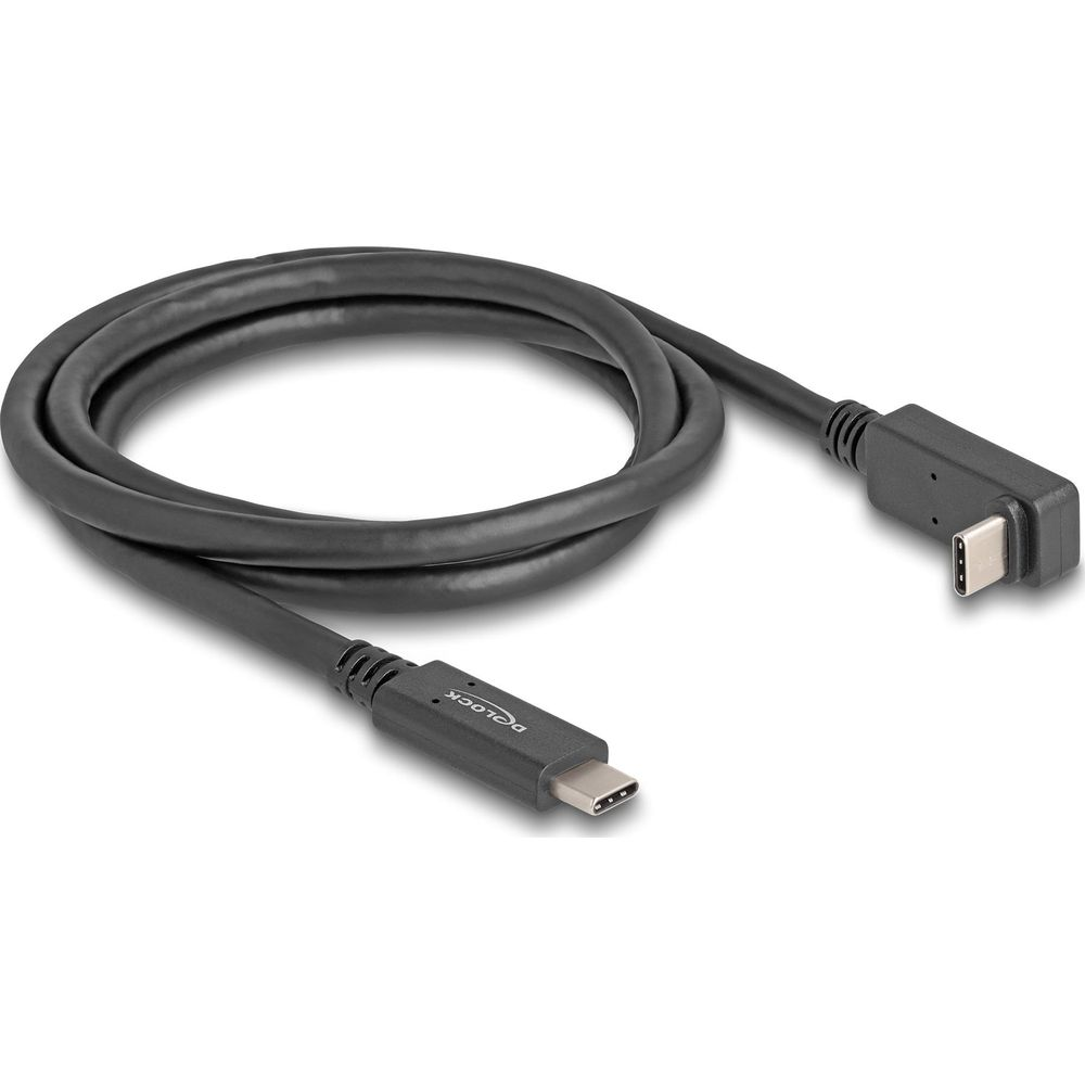Ein schwarzes USB-C-Kabel mit gewinkeltem Stecker liegt auf weißem Grund.
