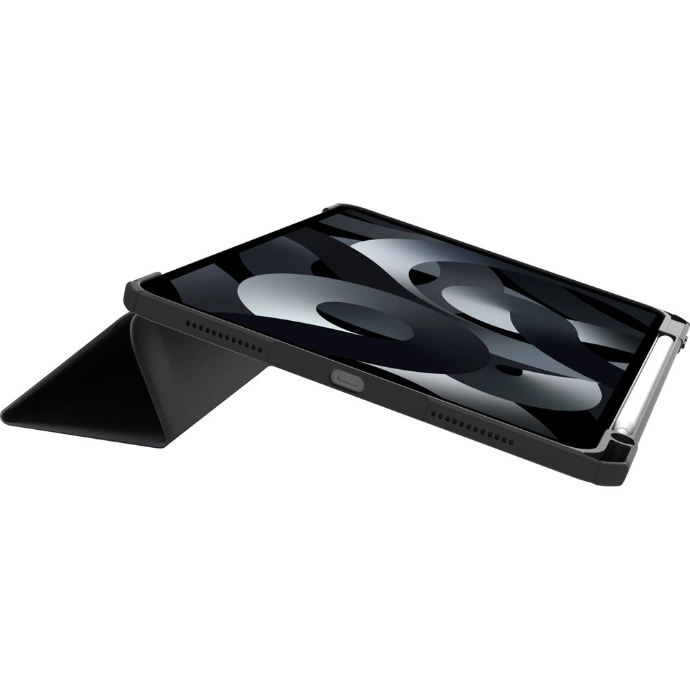 Un tablet nero con stilo e custodia poggia su una superficie bianca.