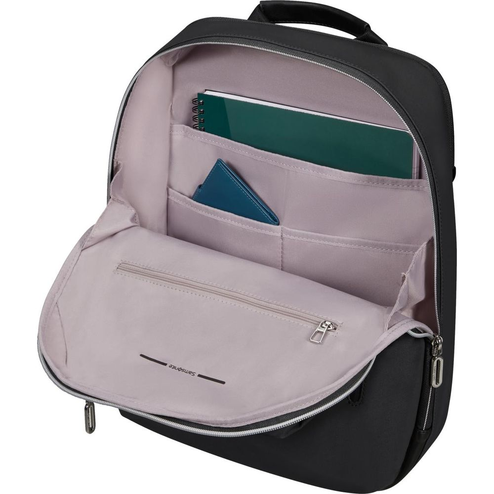 Schwarzer Rucksack mit offenem Hauptfach, gefüllt mit Notizbuch und Brieftasche.