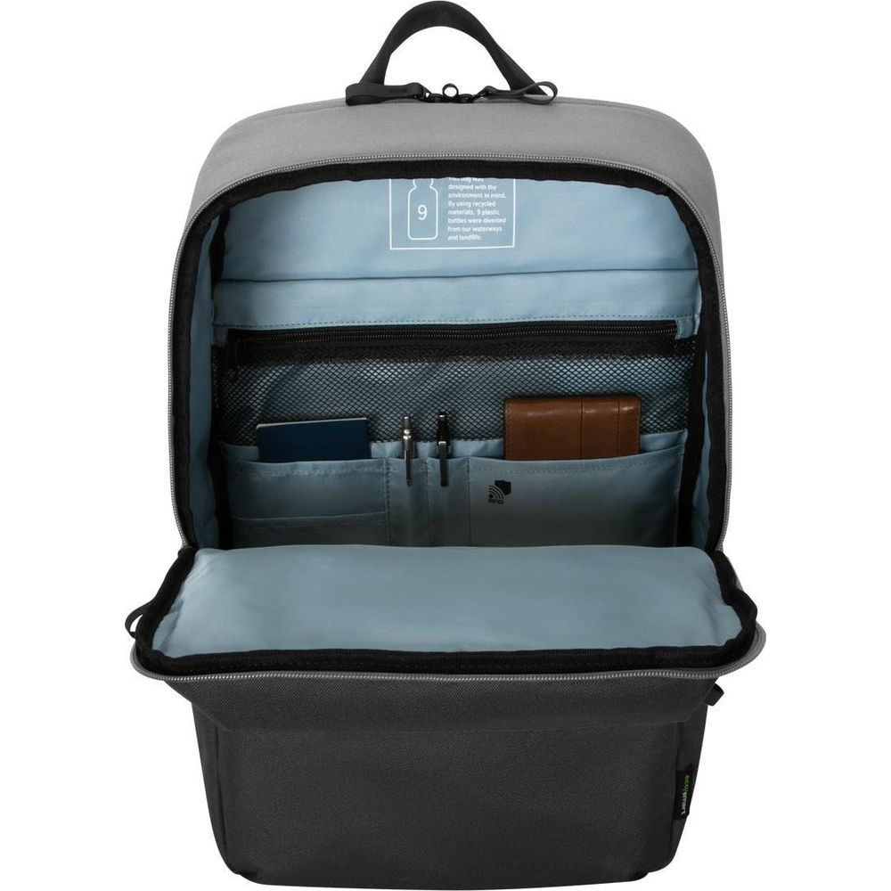 Grauer und schwarzer Rucksack geöffnet, zeigt Innenfächer mit Brieftasche, Stiften.