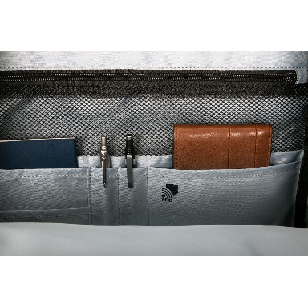 Offene Tasche mit brauner Brieftasche, blauem Notizbuch, Stiften und RFID-Symbol.