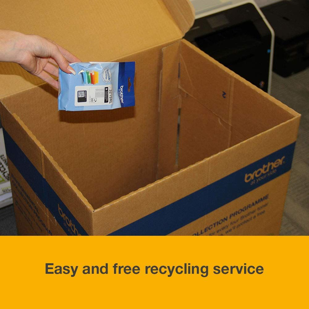 Ręka trzyma kartridż z tuszem Brother nad otwartym kartonowym pudełkiem.