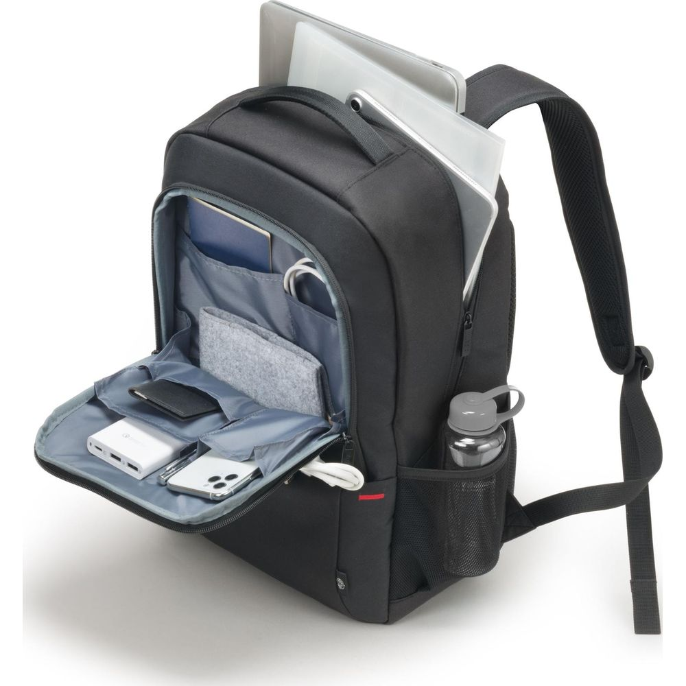 Zaino nero con scomparto aperto che mostra laptop, telefono, power bank, borraccia.