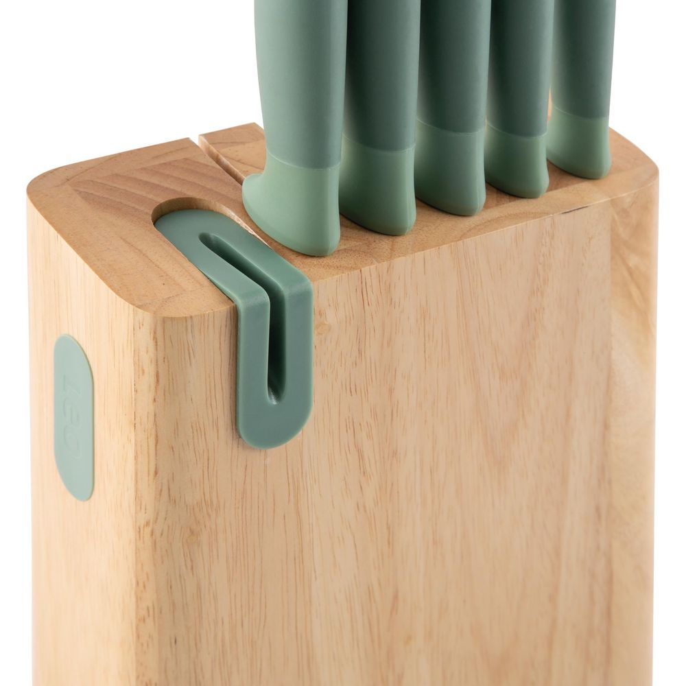 Houten messenblok met zes groene messenhandgrepen die uit sleuven steken.