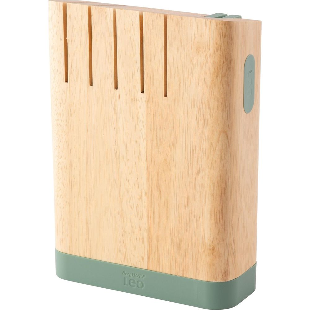 Een houten messenblok met een groene voet en sleuven voor messen.