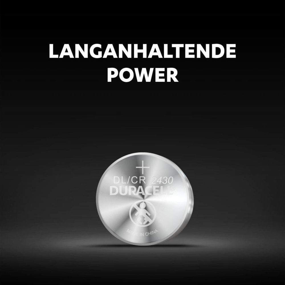 Duracell DL/CR 2430 knoopcelbatterij op zwarte achtergrond.
