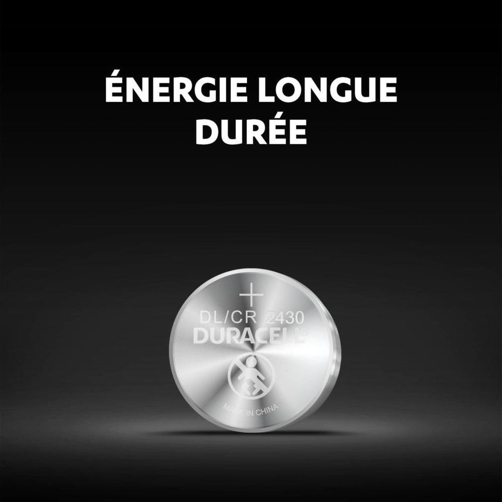Een Duracell DL/CR 2430 knoopcelbatterij met "Lange levensduur" in het wit.