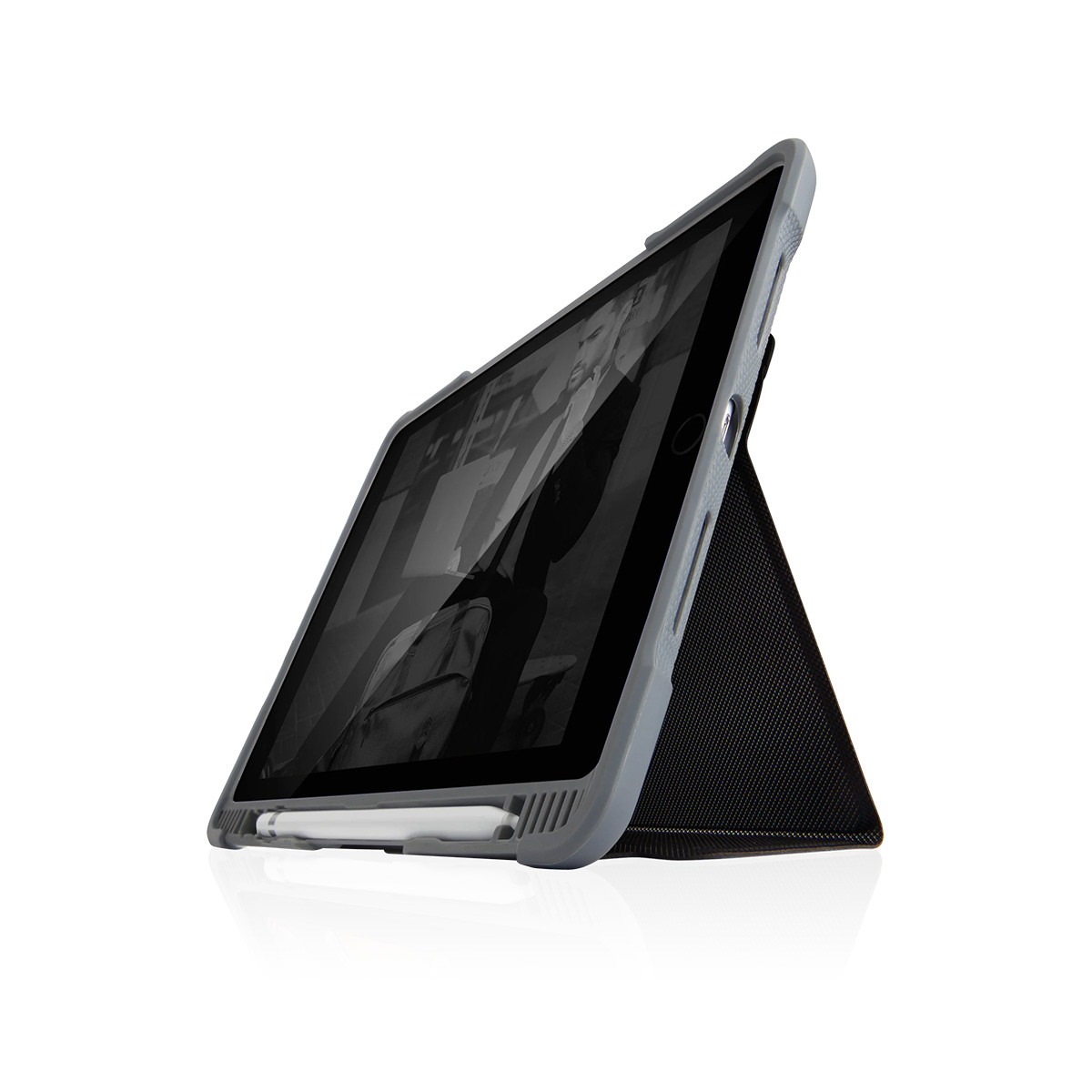 Tablet grigio in custodia protettiva con supporto integrato, stilo accanto.