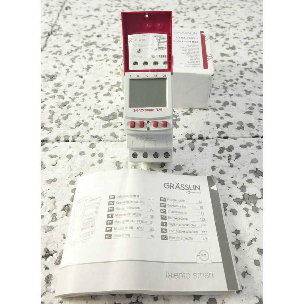 Ein digitaler Zeitschaltuhr von Grässlin, talento smart B25, mit Anleitung.