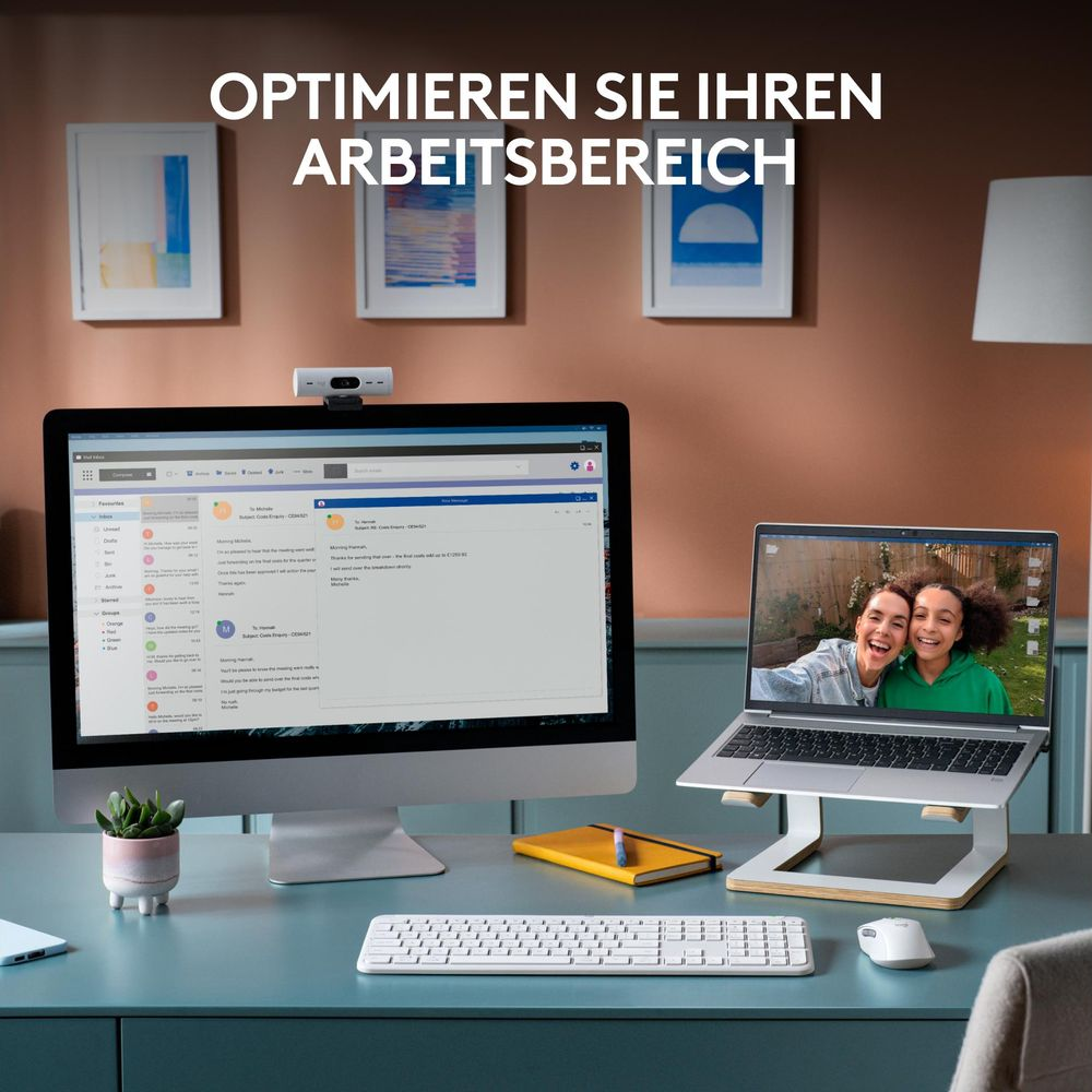 Una scrivania con un grande monitor, laptop e tastiera.