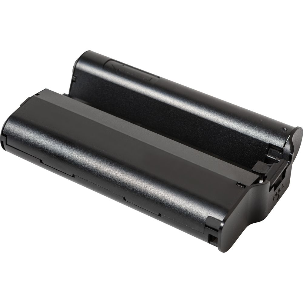 Dwa czarne akumulatory obok siebie na białym tle.