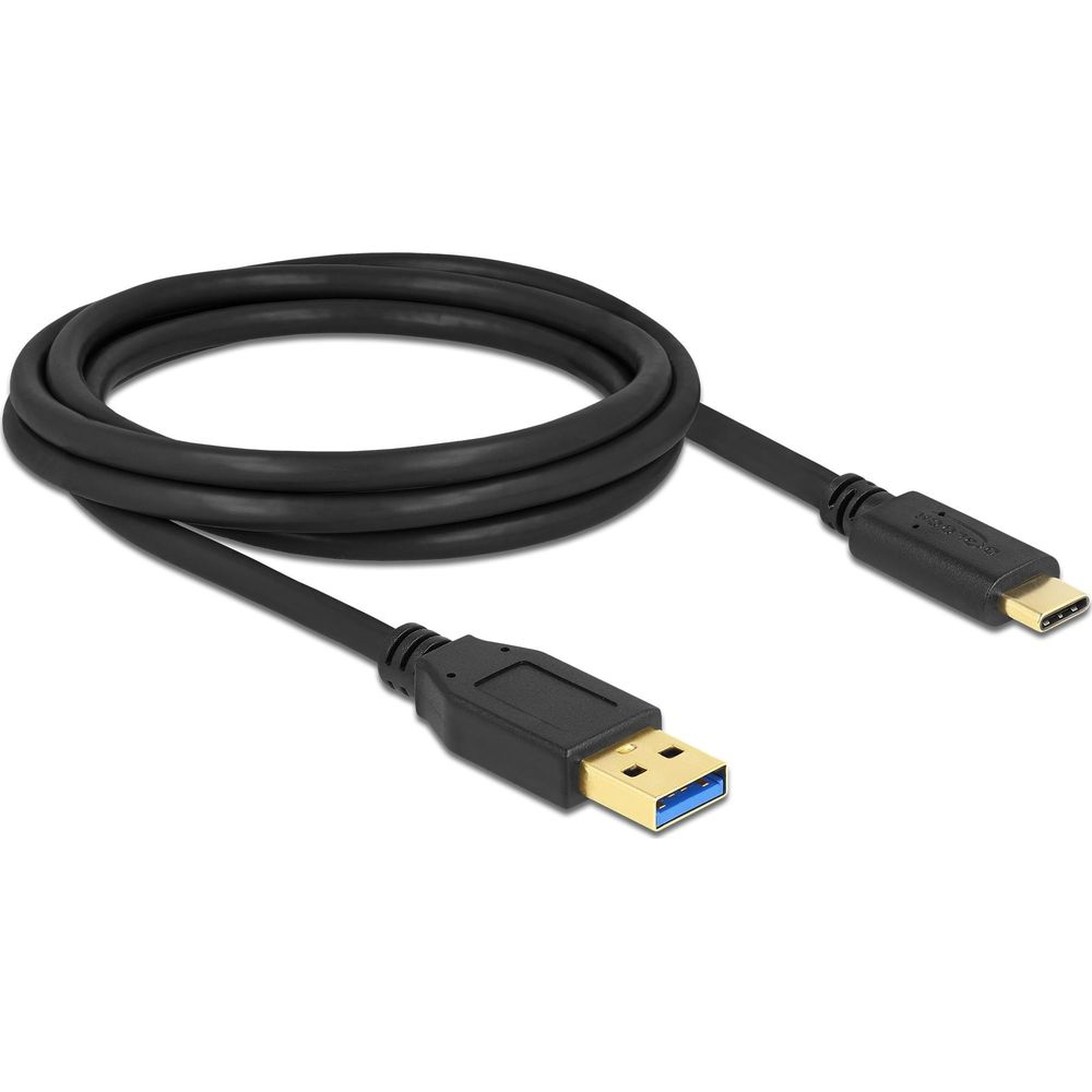 Zwarte USB-kabel met USB-A en USB-C connectoren, op witte achtergrond.