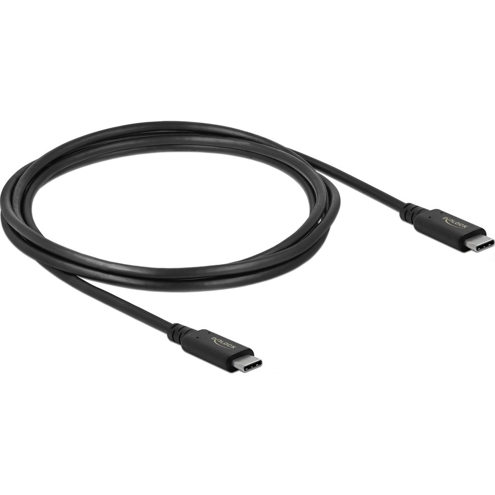 Ein schwarzes USB-C-Kabel liegt auf weißem Hintergrund.