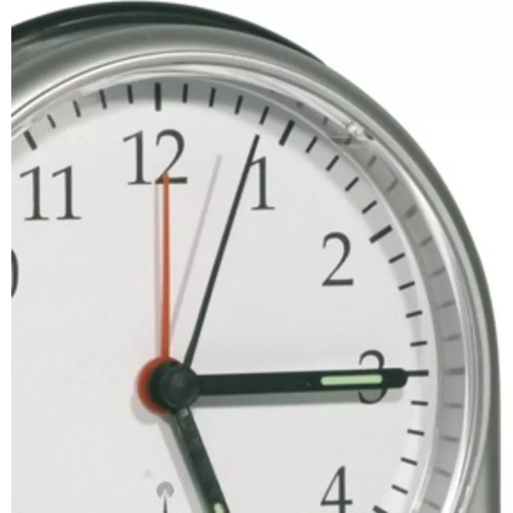 Nahaufnahme einer Uhr, die 12:03 anzeigt, mit roten und schwarzen Zeigern.