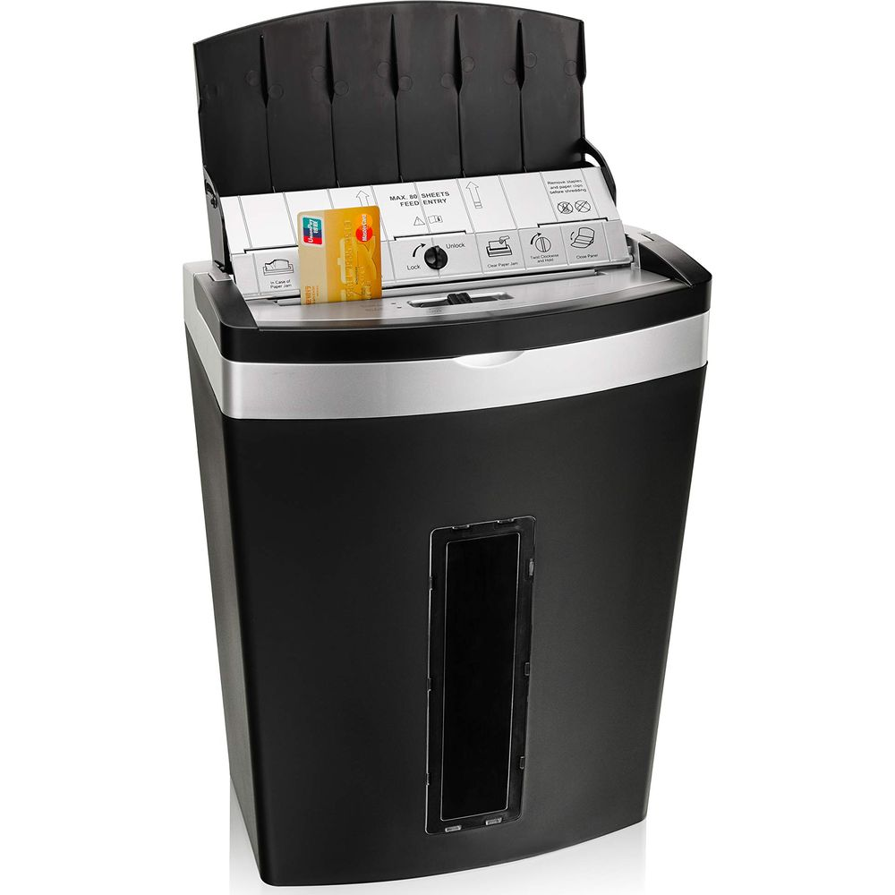 Czarna niszczarka do papieru z otwartą pokrywą, pokazująca dwie karty kredytowe.