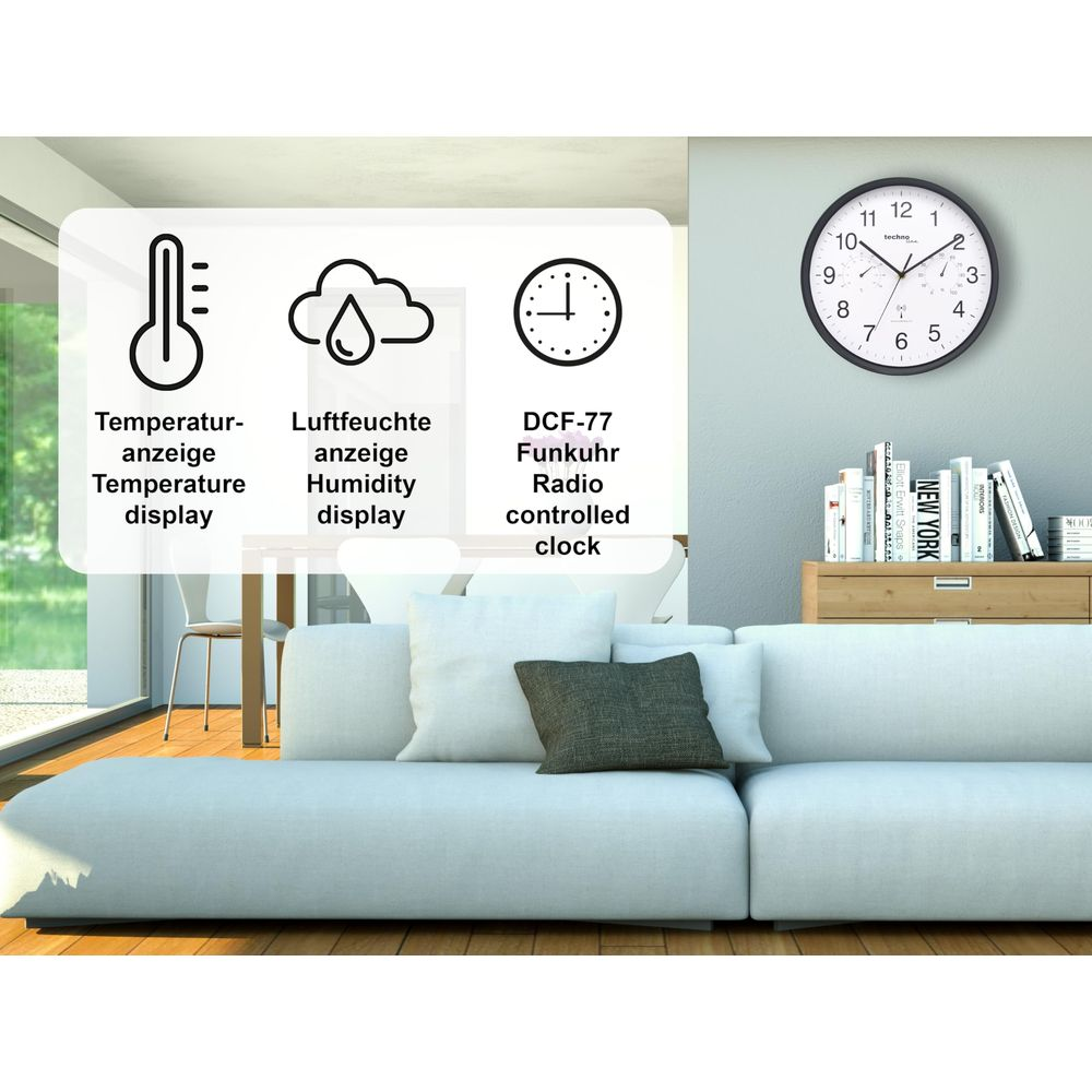 Moderne Wohnzimmerwand mit Wanduhr und Sofa. Icons zeigen Temperatur, Luftfeuchte, Funkuhren.