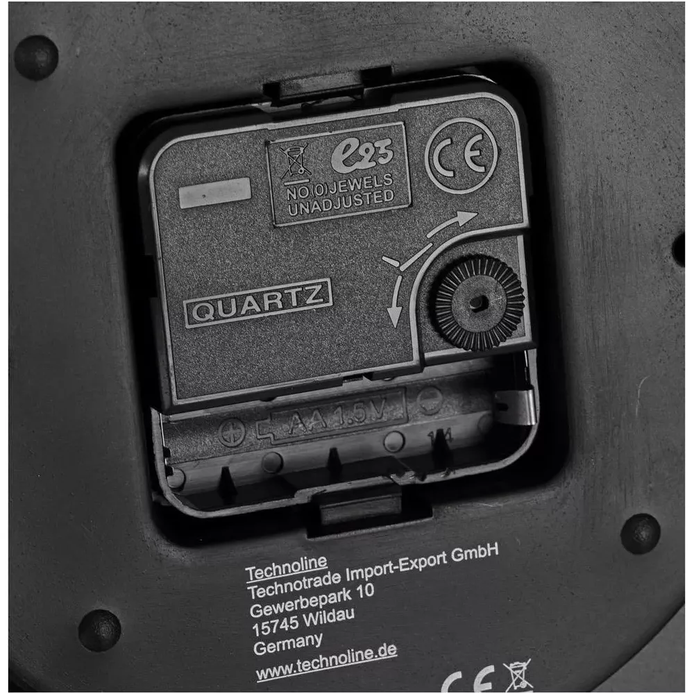 Rückseite einer Quarzuhr mit Batterieabdeckung, CE-Zeichen und Herstellerangaben.