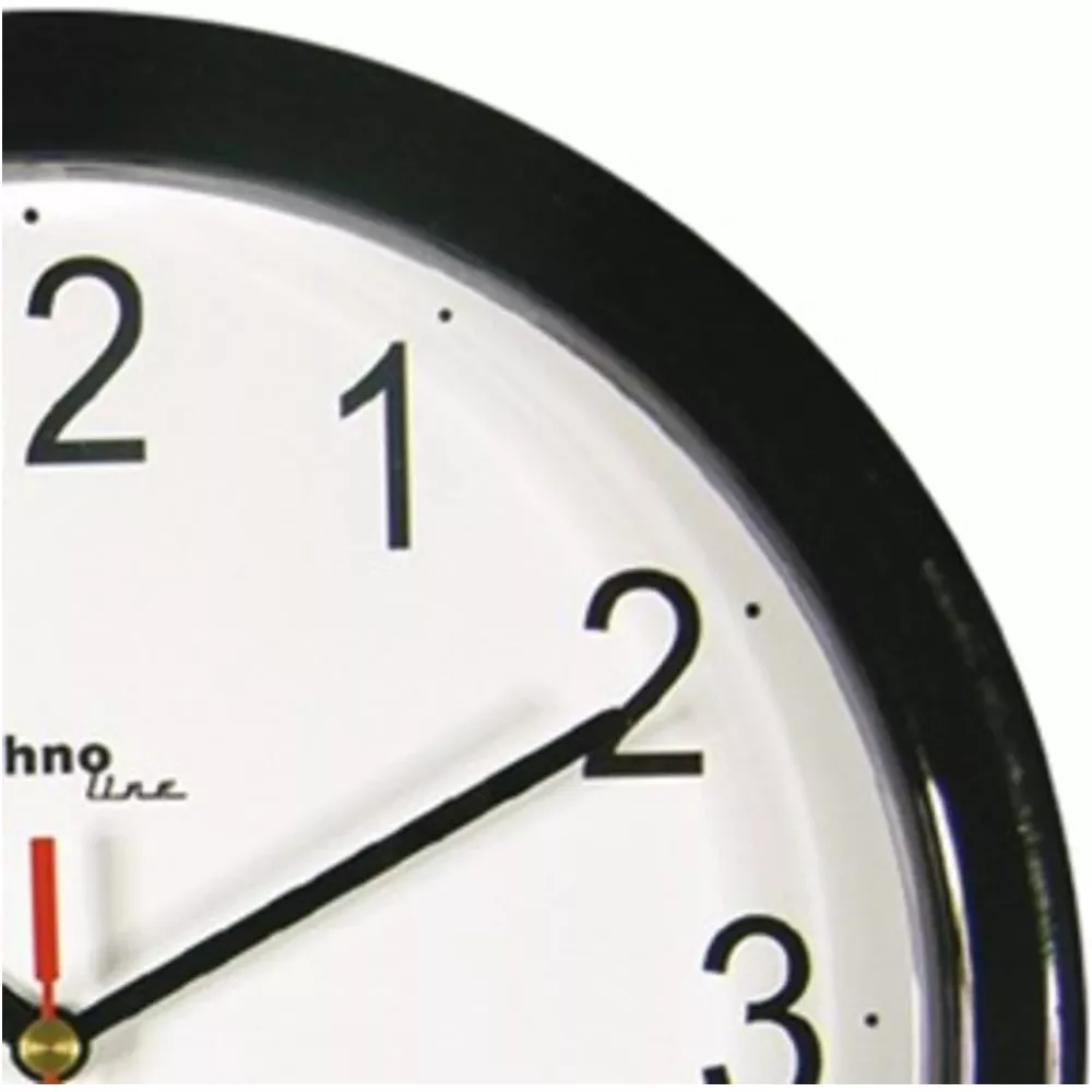 Eine Nahaufnahme einer schwarzen Wanduhr mit weißen Ziffern. Die Zeiger zeigen 1:07.
