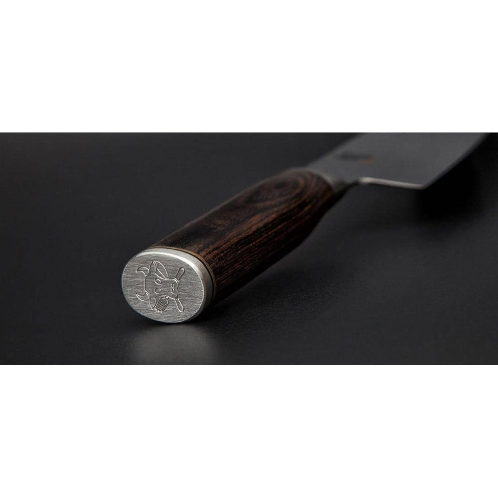 Primer plano de un cuchillo con mango de madera oscura y emblema plateado.