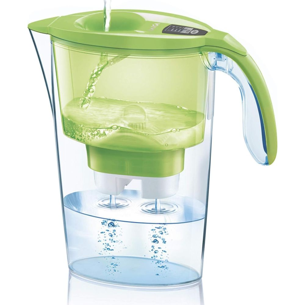 Zielony dzbanek filtrujący wodę: woda wpływa na górę, wypływa na dole.