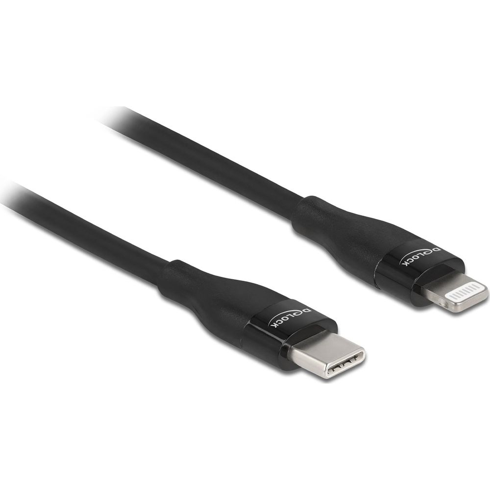 Un cavo USB-C a Lightning nero con due connettori su sfondo bianco.