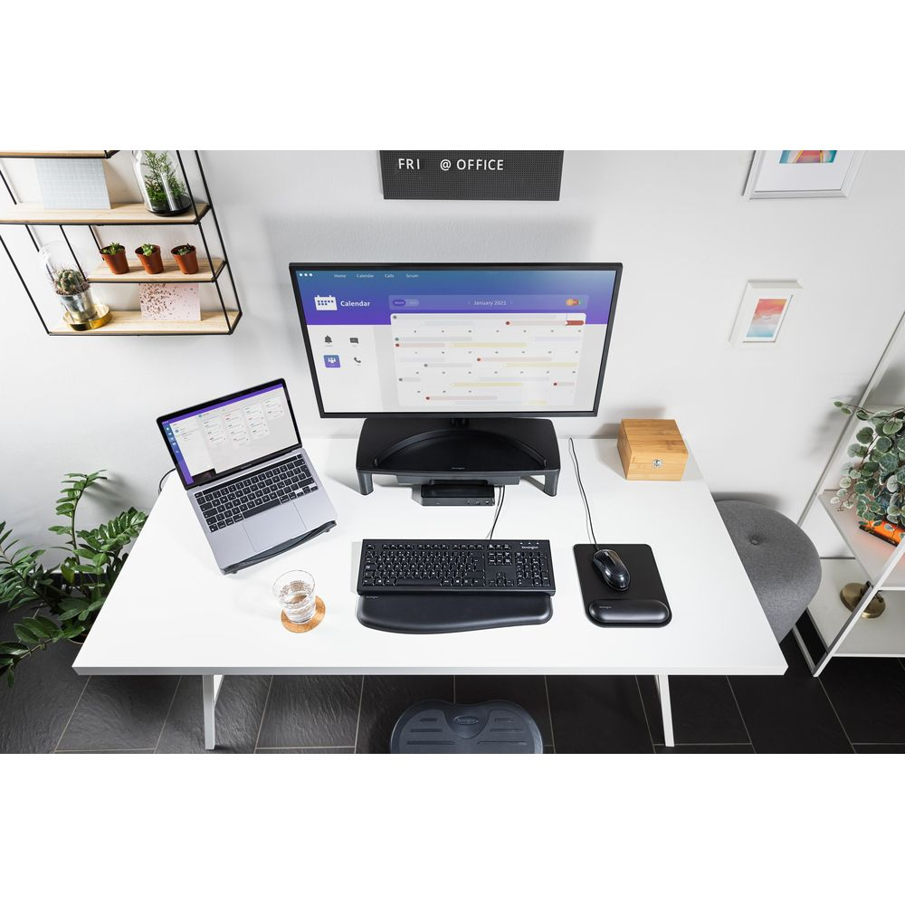 Scrivania con laptop, monitor, tastiera e mouse. Vista calendario sul monitor.