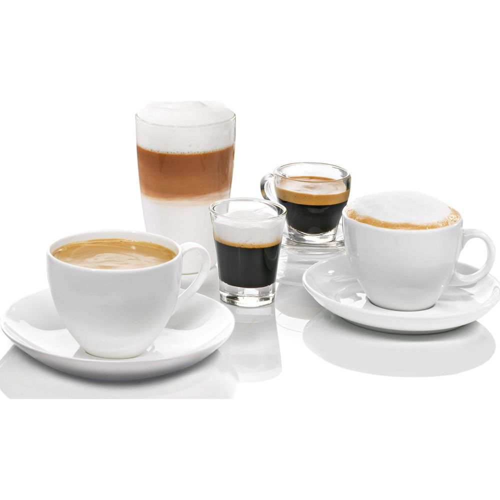 Vier verschiedene Kaffeesorten auf weißen Untertassen.